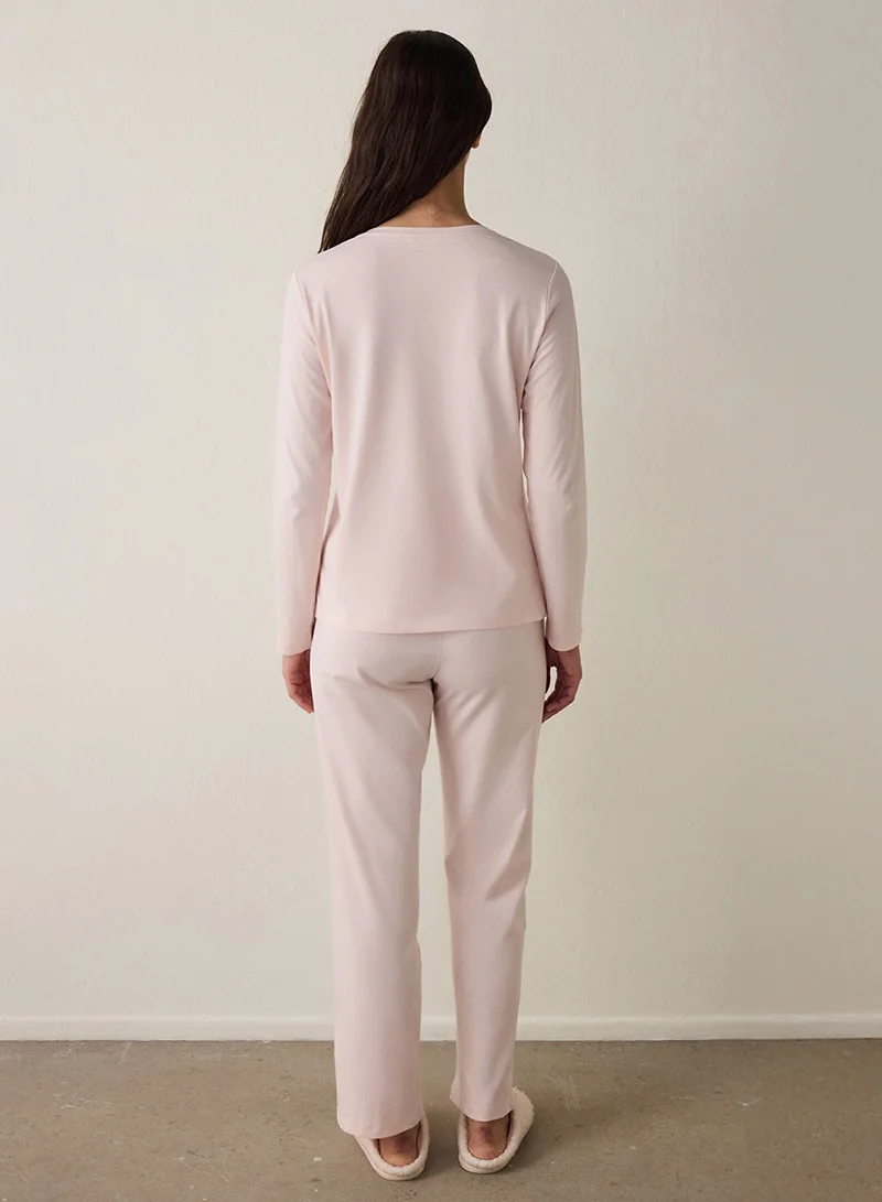 بنتي طقم بيجامة بأكمام طويلة وياقة دائرية مطبوع عليه شعار بطانية